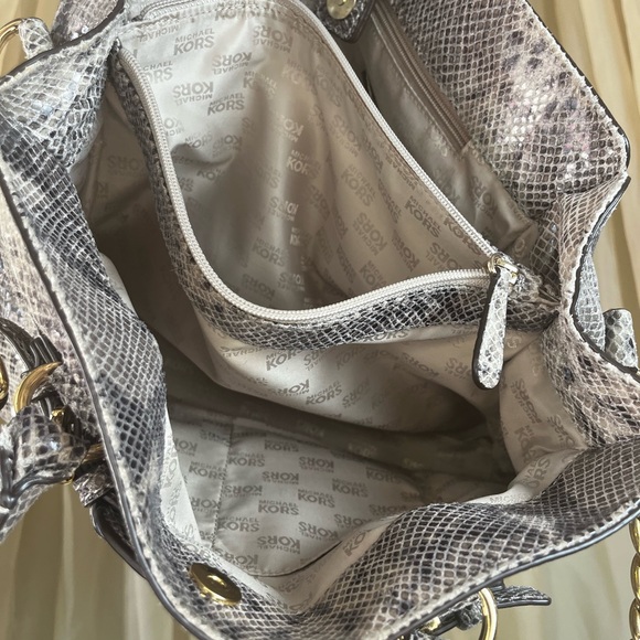 MICHAEL KORS Hamilton Large Python Sectional Bag - Picture 6 of 12